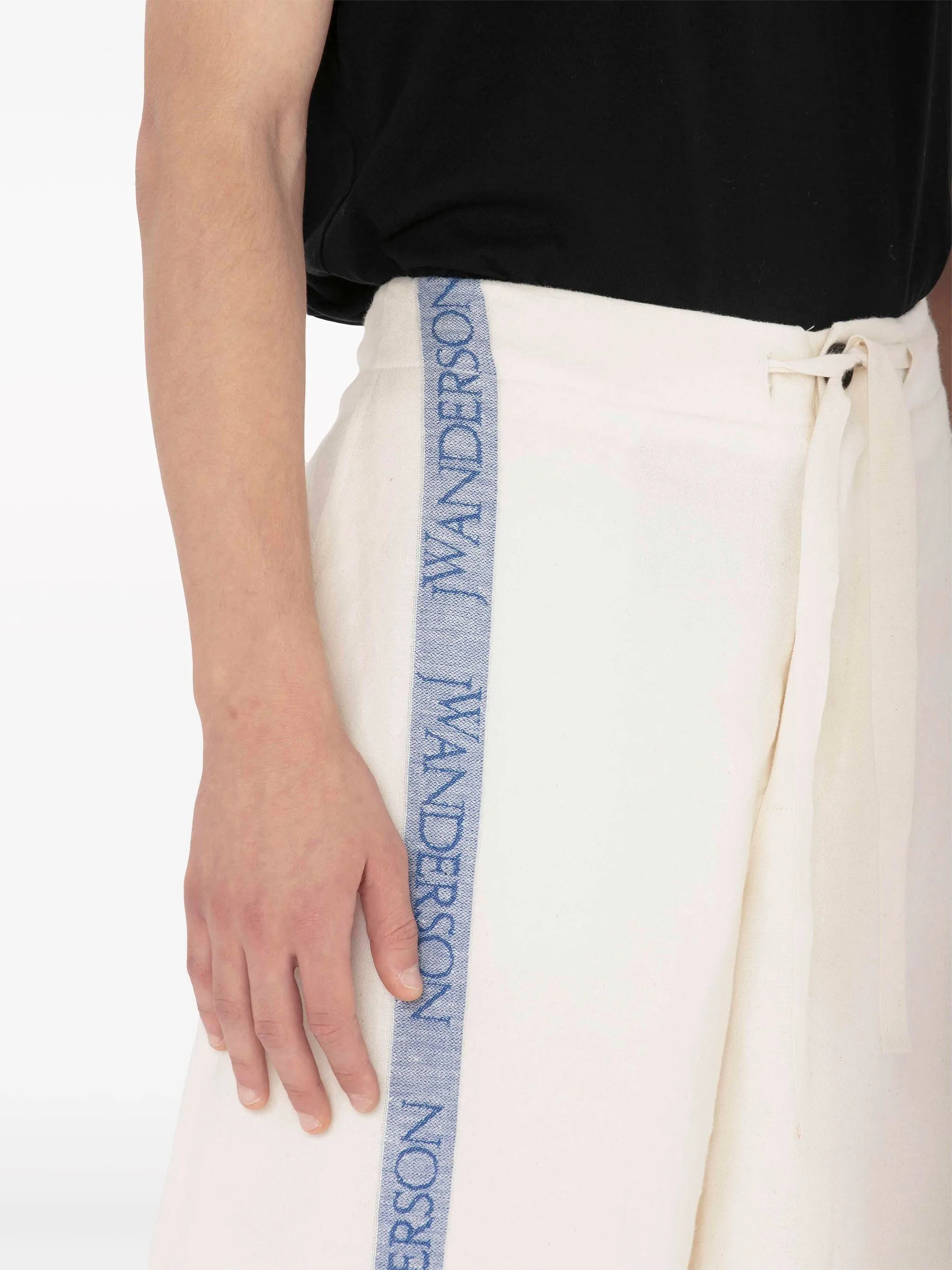 Weite Shorts mit Intarsien-Logo