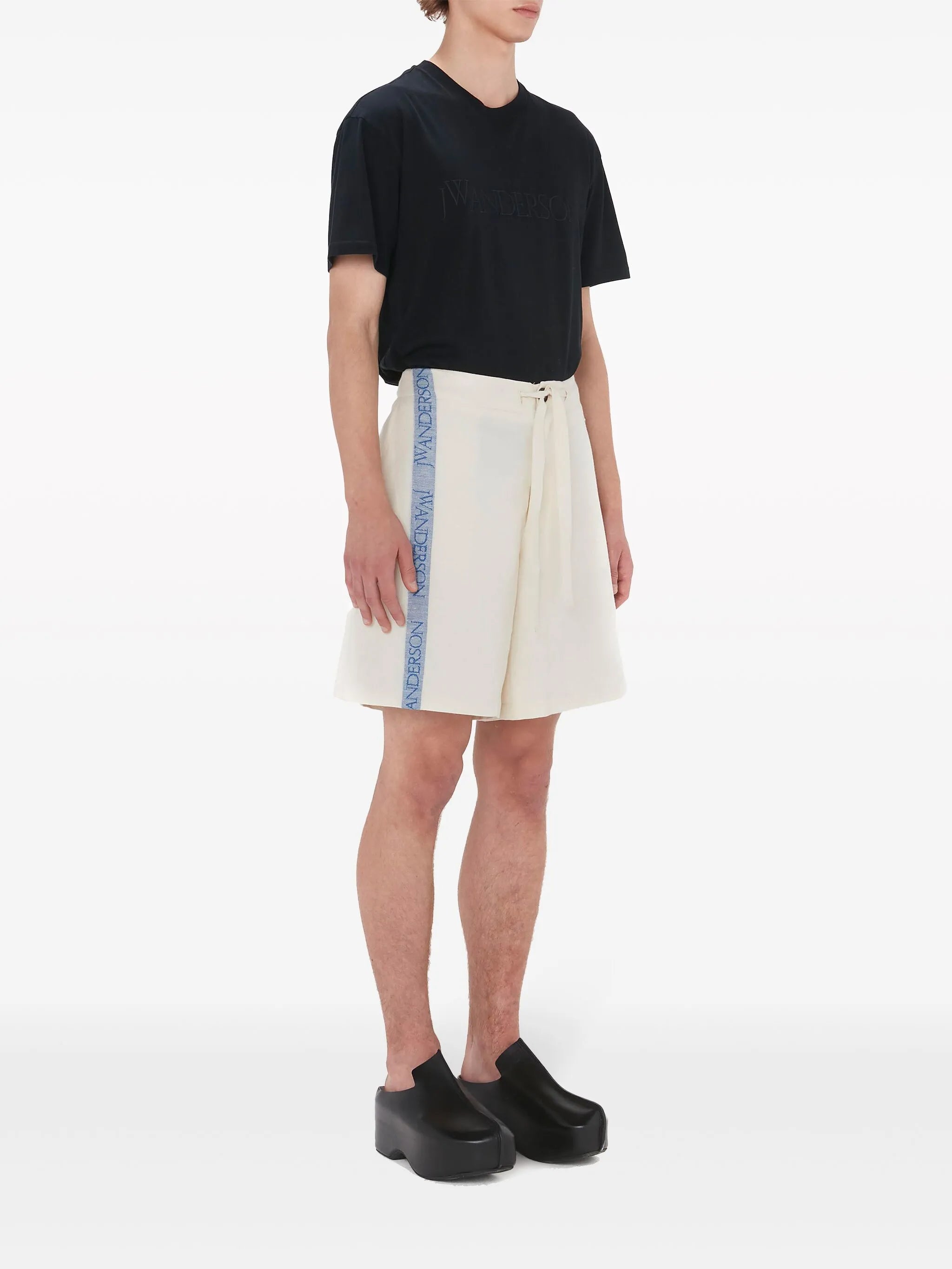 Weite Shorts mit Intarsien-Logo
