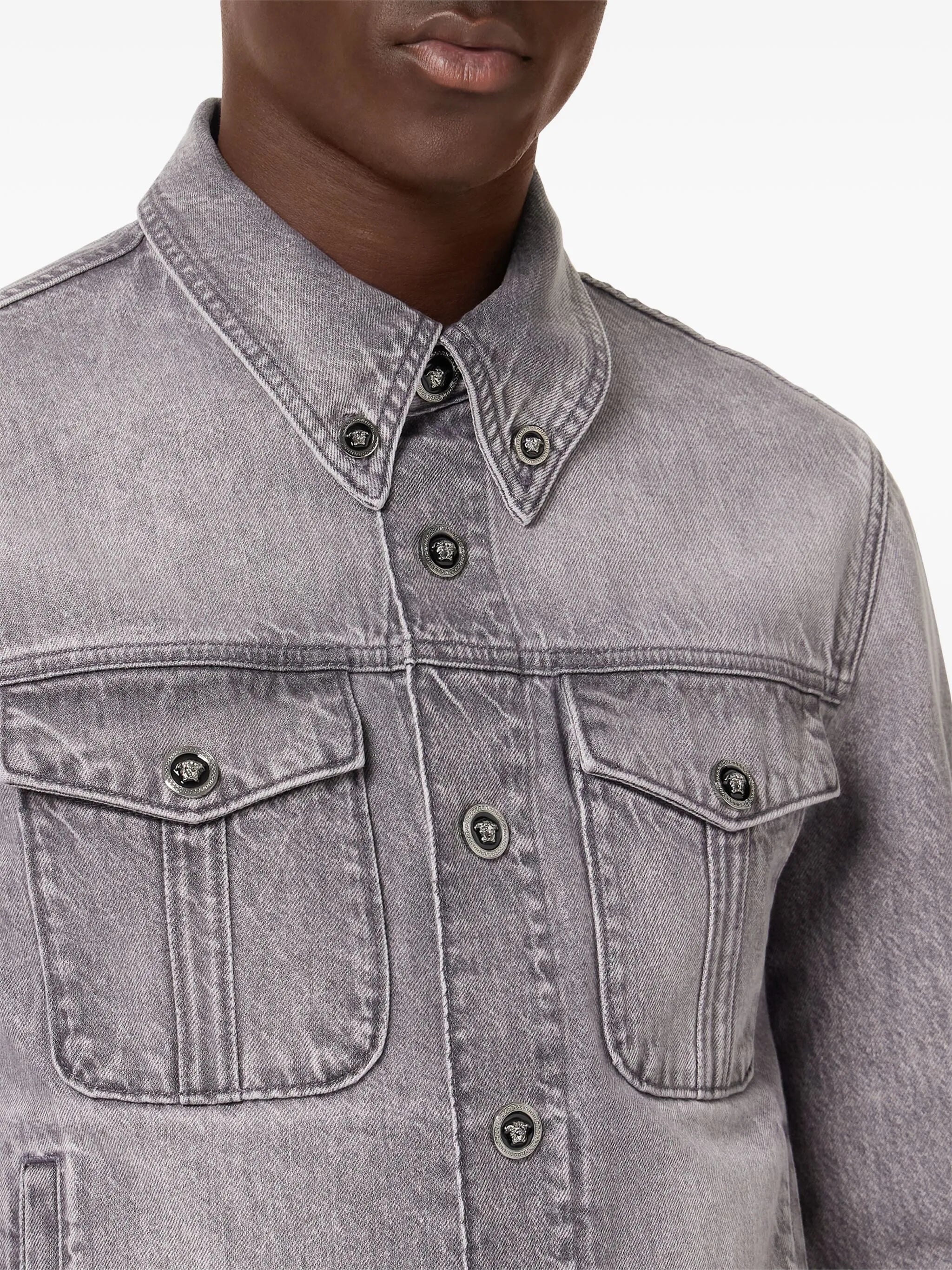 Jeansjacke mit Medusa Head-Knöpfen