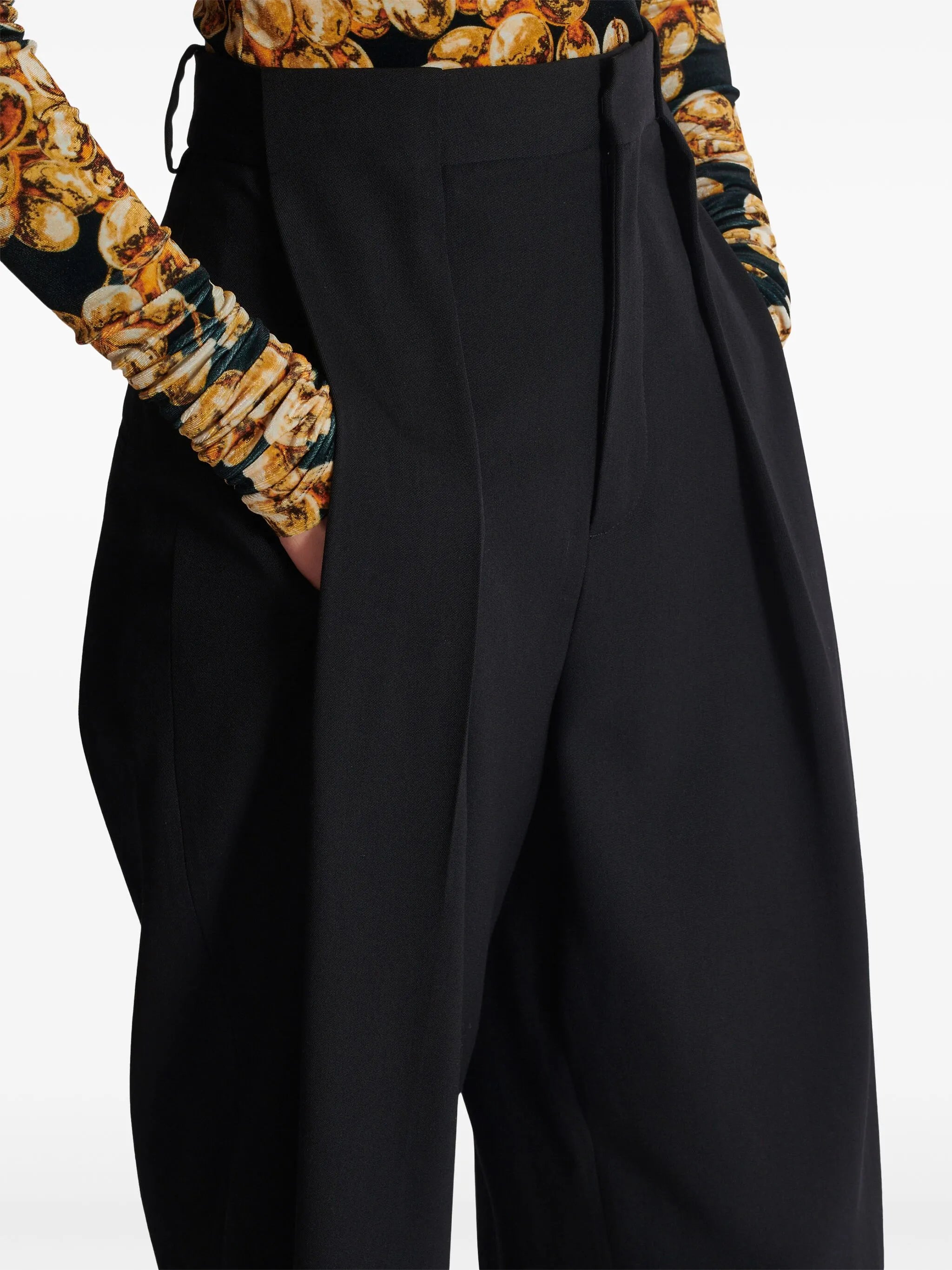 Grain de Poudre Hose mit Falten