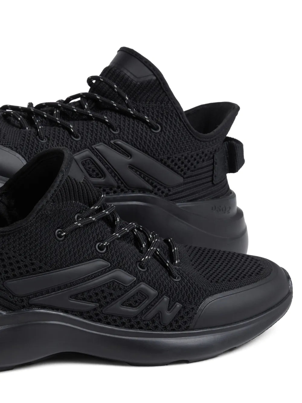 Sneakers mit Logo-Prägung