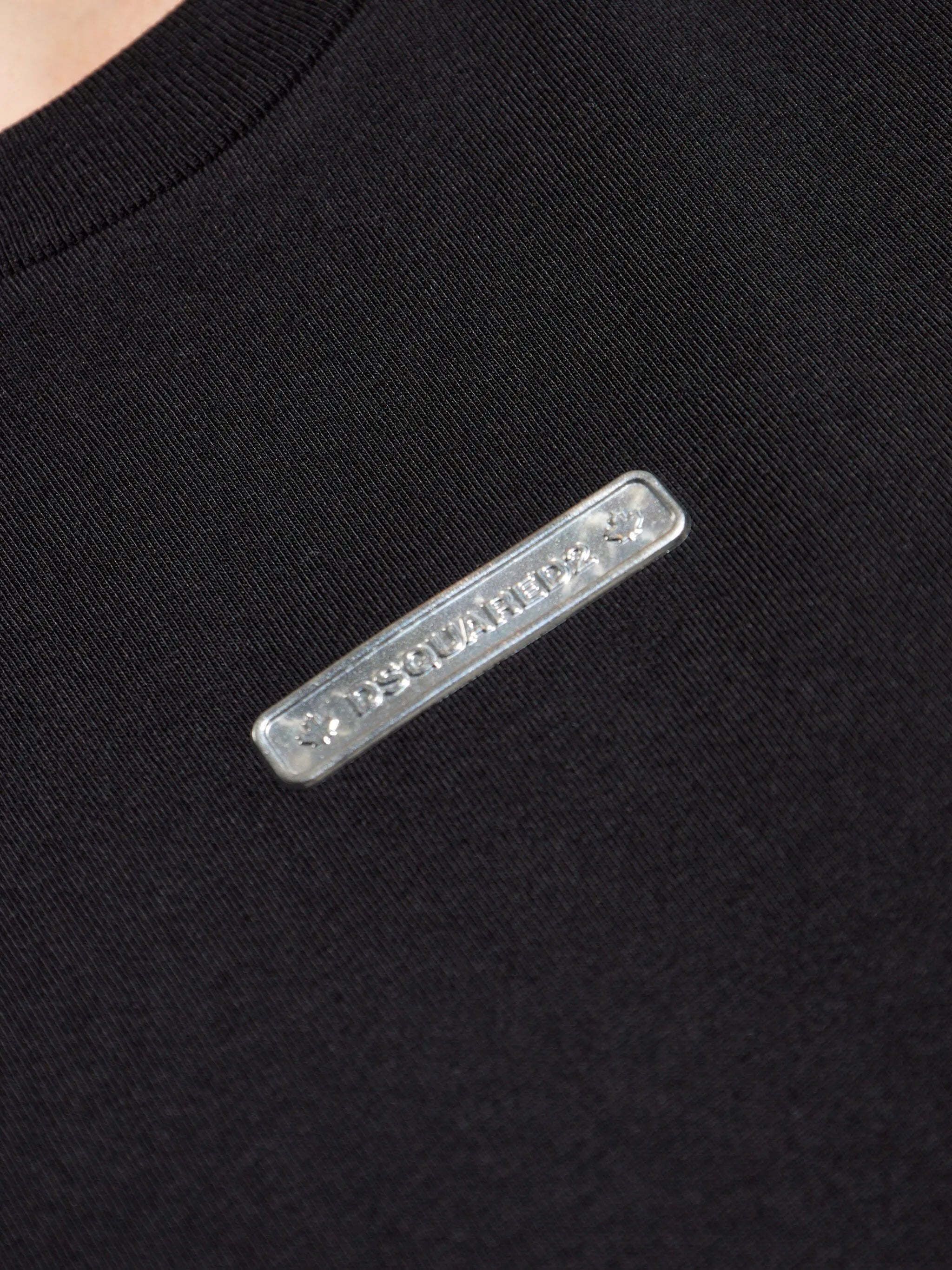 T-Shirt mit Logo-Schild