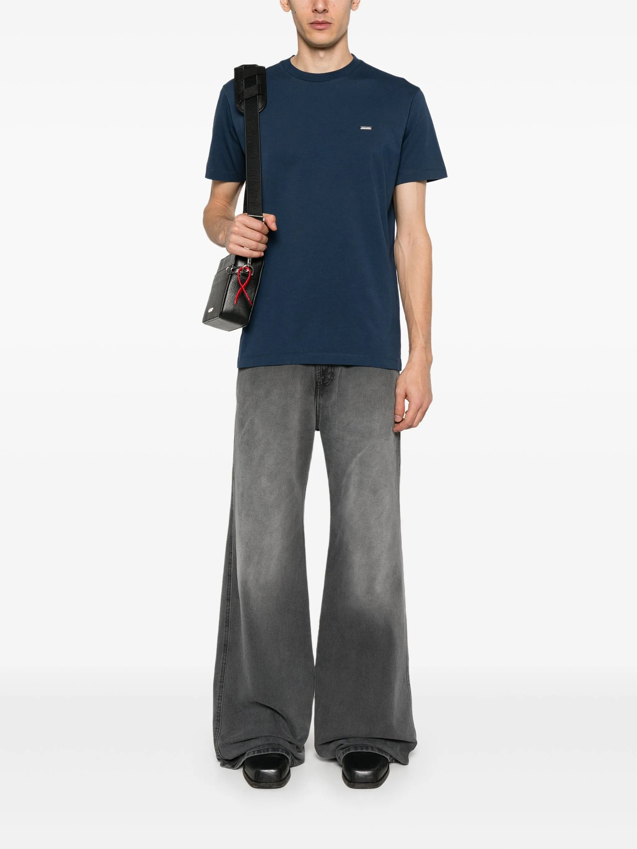 T-Shirt mit Logo-Schild