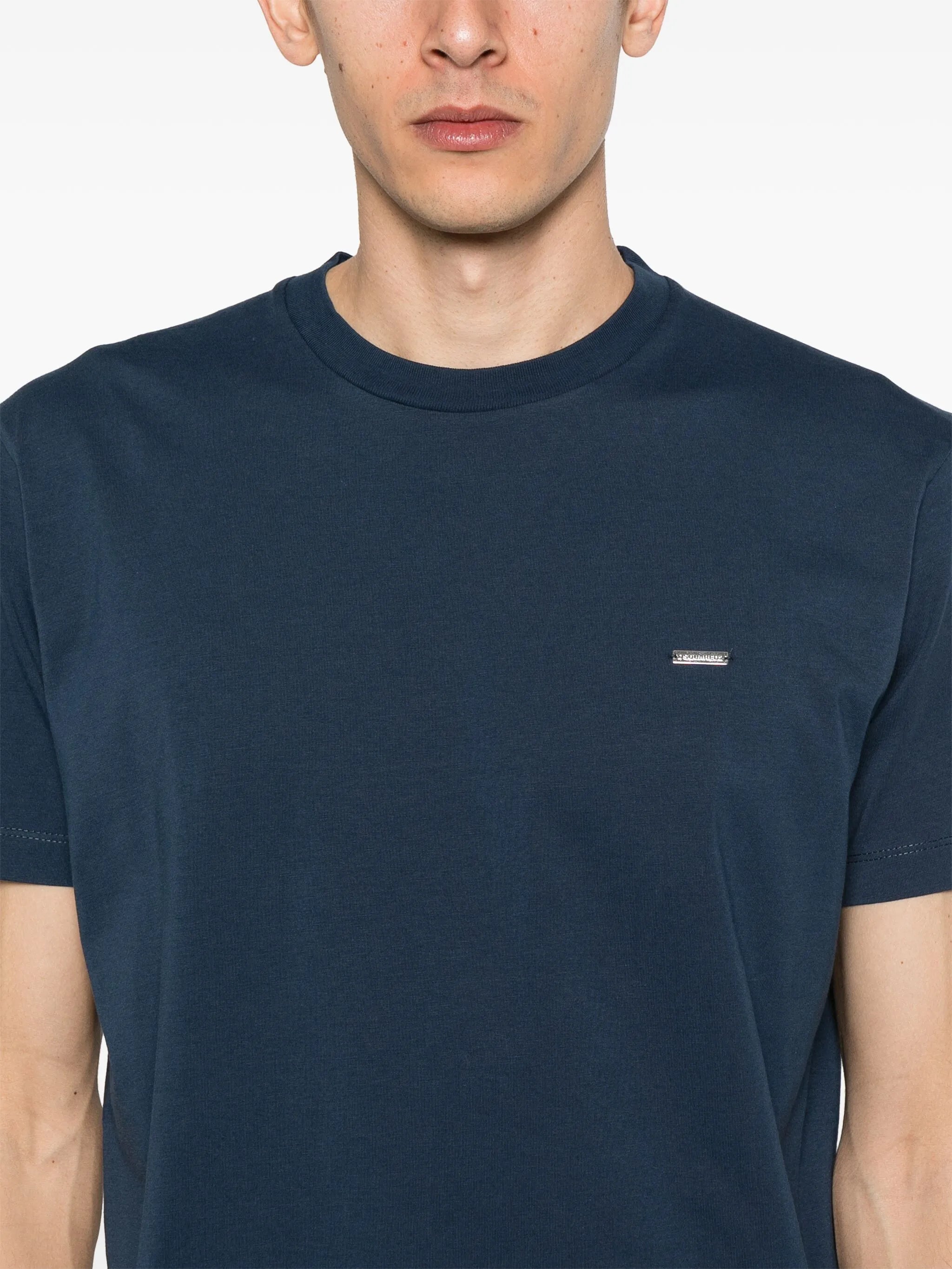 T-Shirt mit Logo-Schild