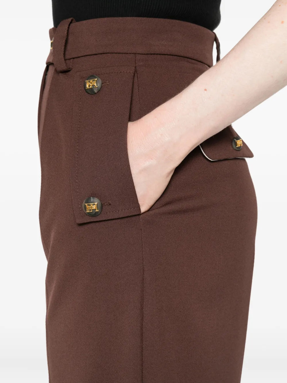 Bundfaltenhose mit Knopfdetail