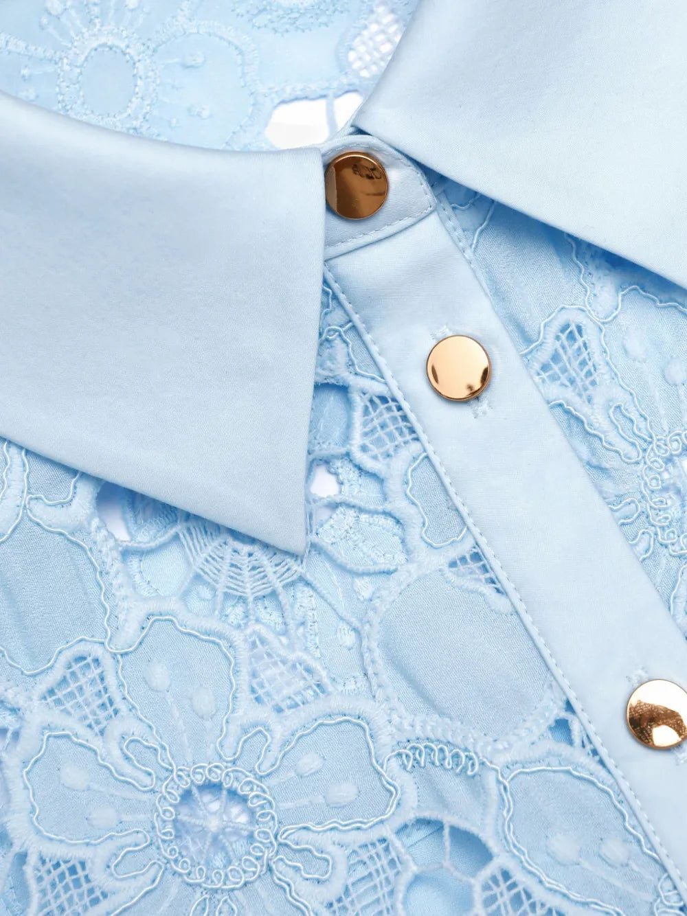 Kleid aus Blumenspitze mit Gürtel