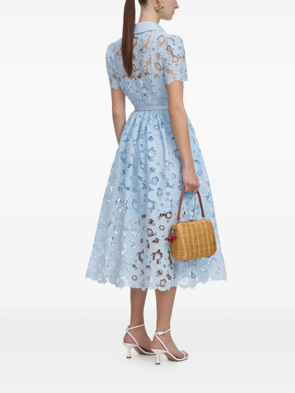 Kleid aus Blumenspitze mit Gürtel