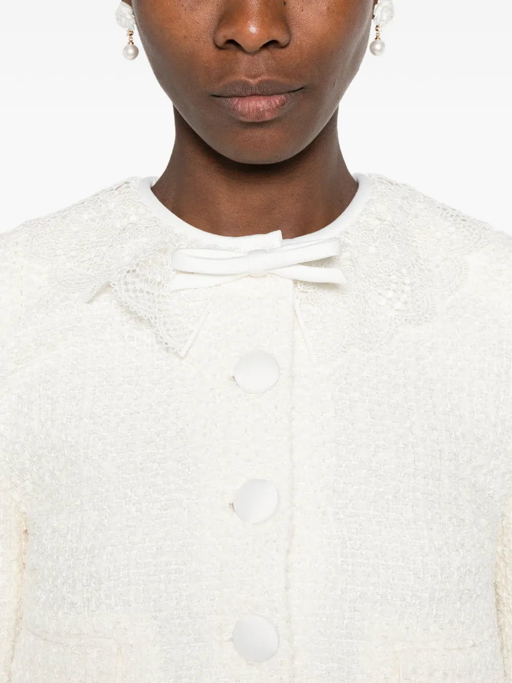 Cremefarbene Bouclé-Jacke mit Spitzenkragen