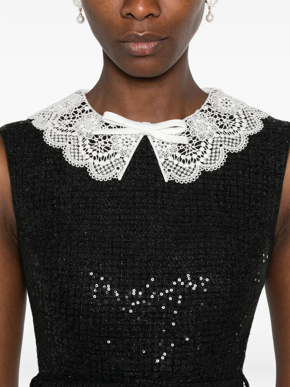 Kleid mit Spitzenkragen und Paillettenverzierung