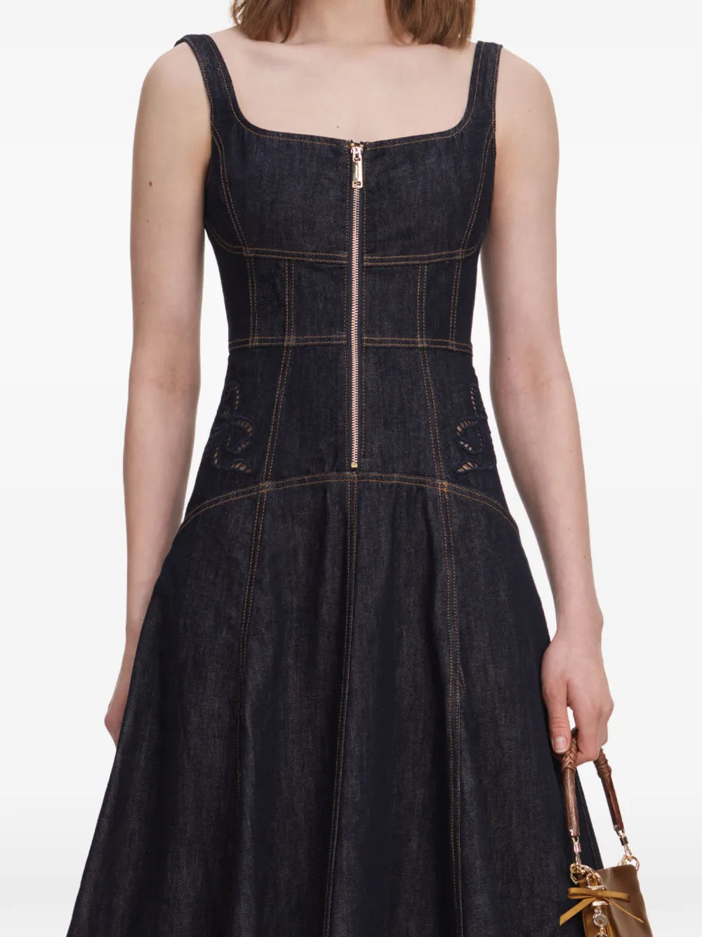 Ausgestelltes Midikleid mit Lochstickerei