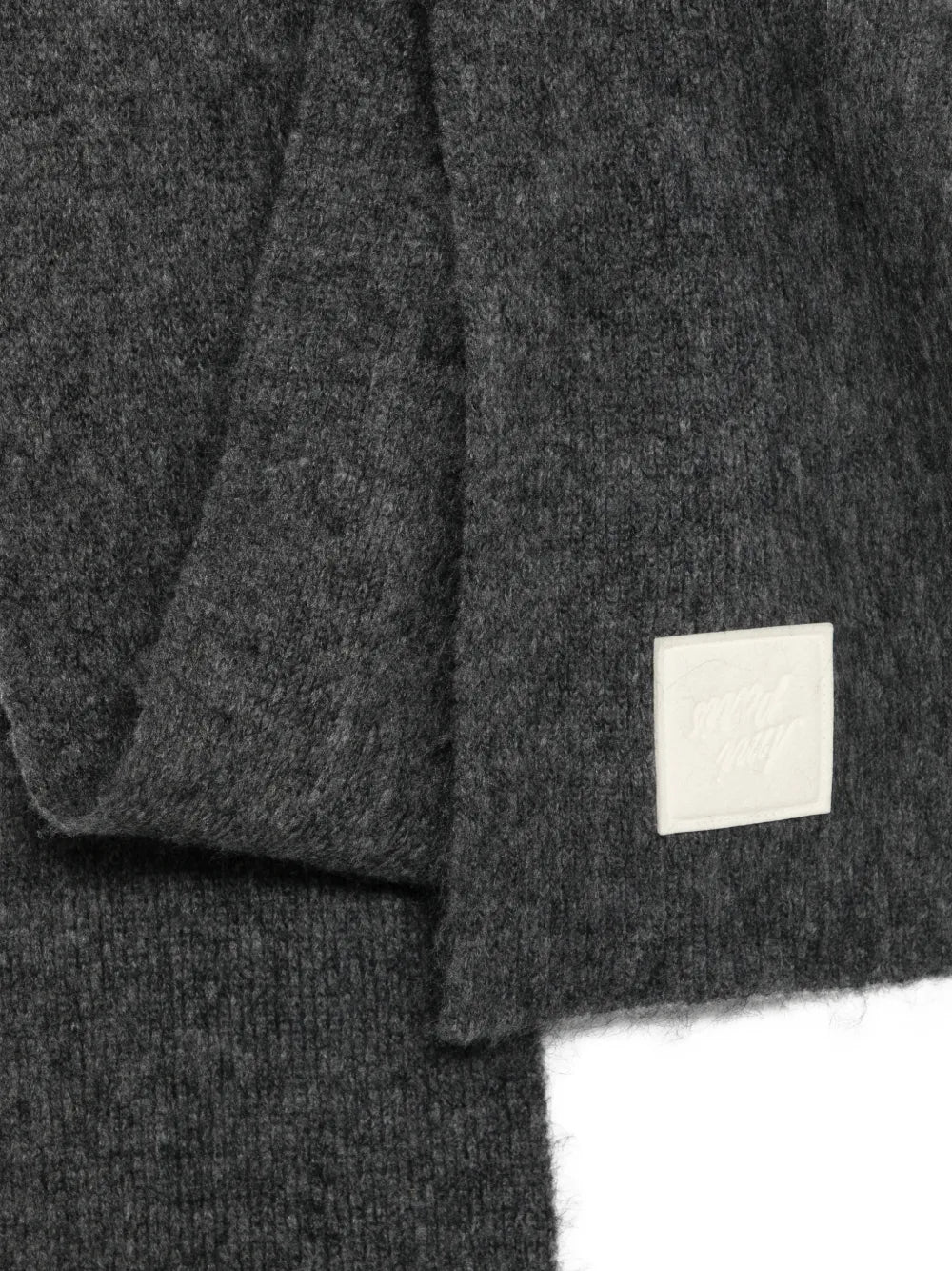 Strickschal mit Logo-Aufnäher