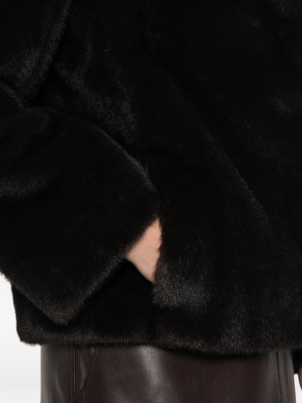 Crea Damenjacke aus Faux Fur mit Stehkragen