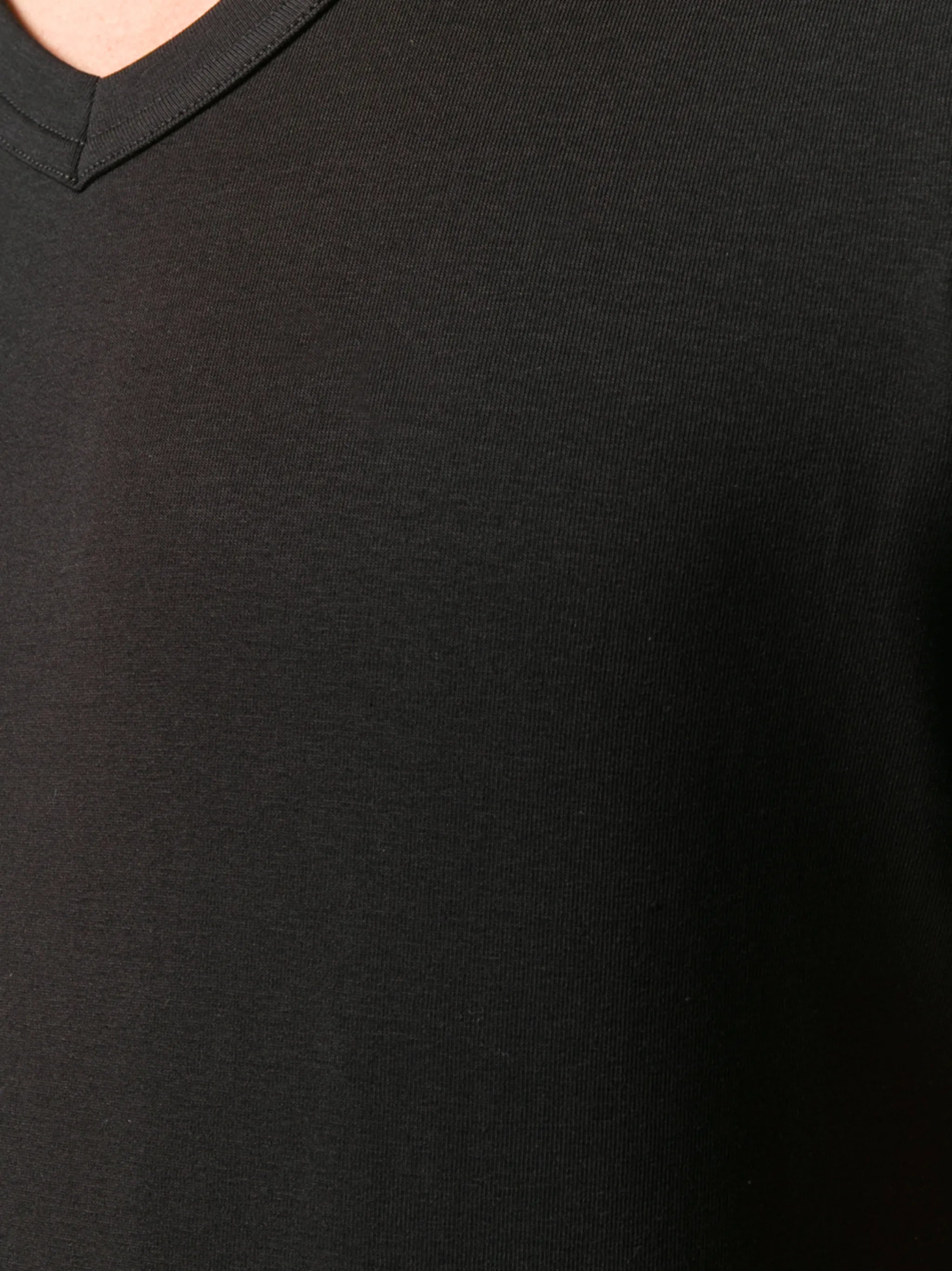T-SHIRT V-NECK