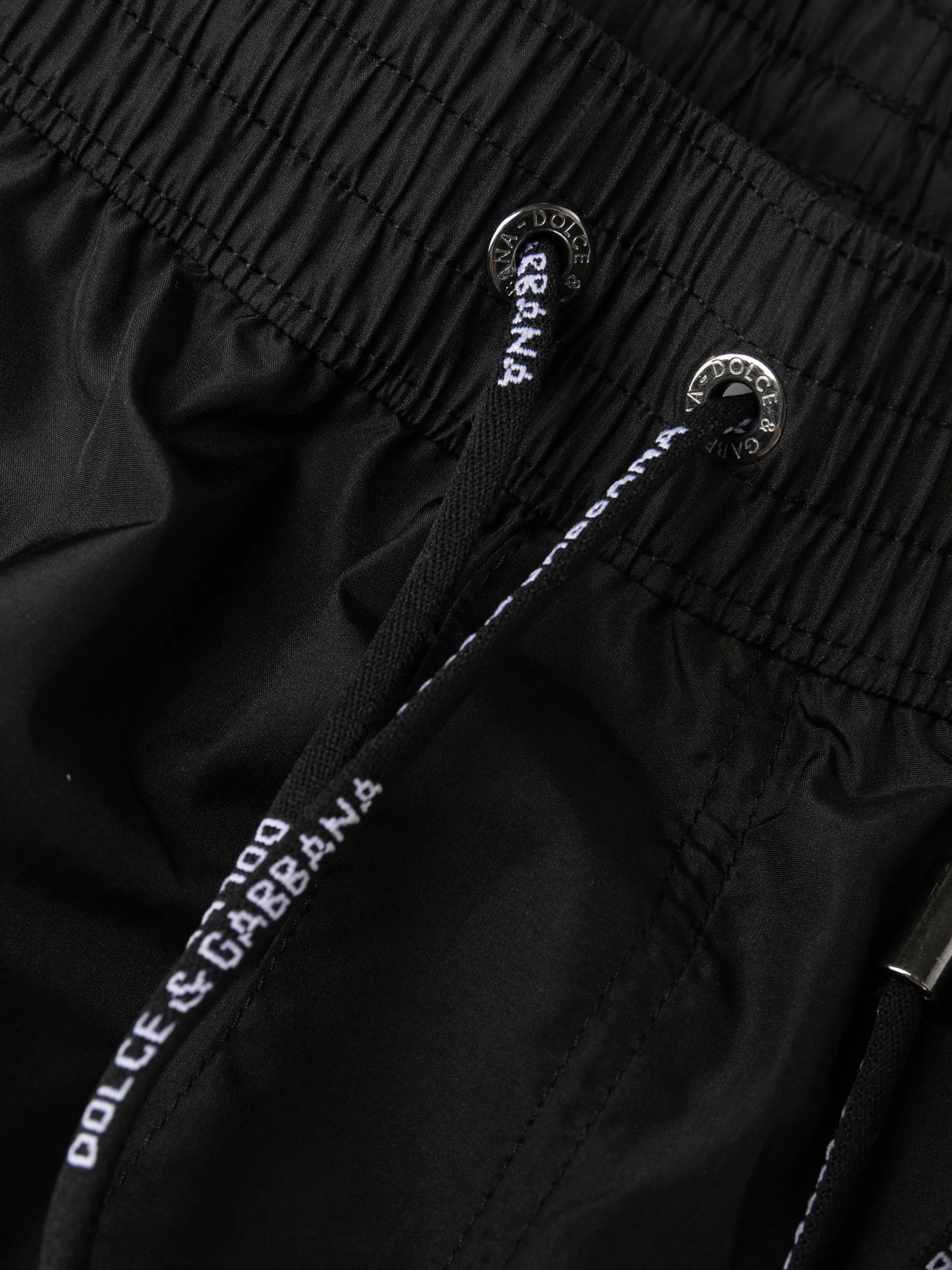 Badeshorts mit Logo-Schild