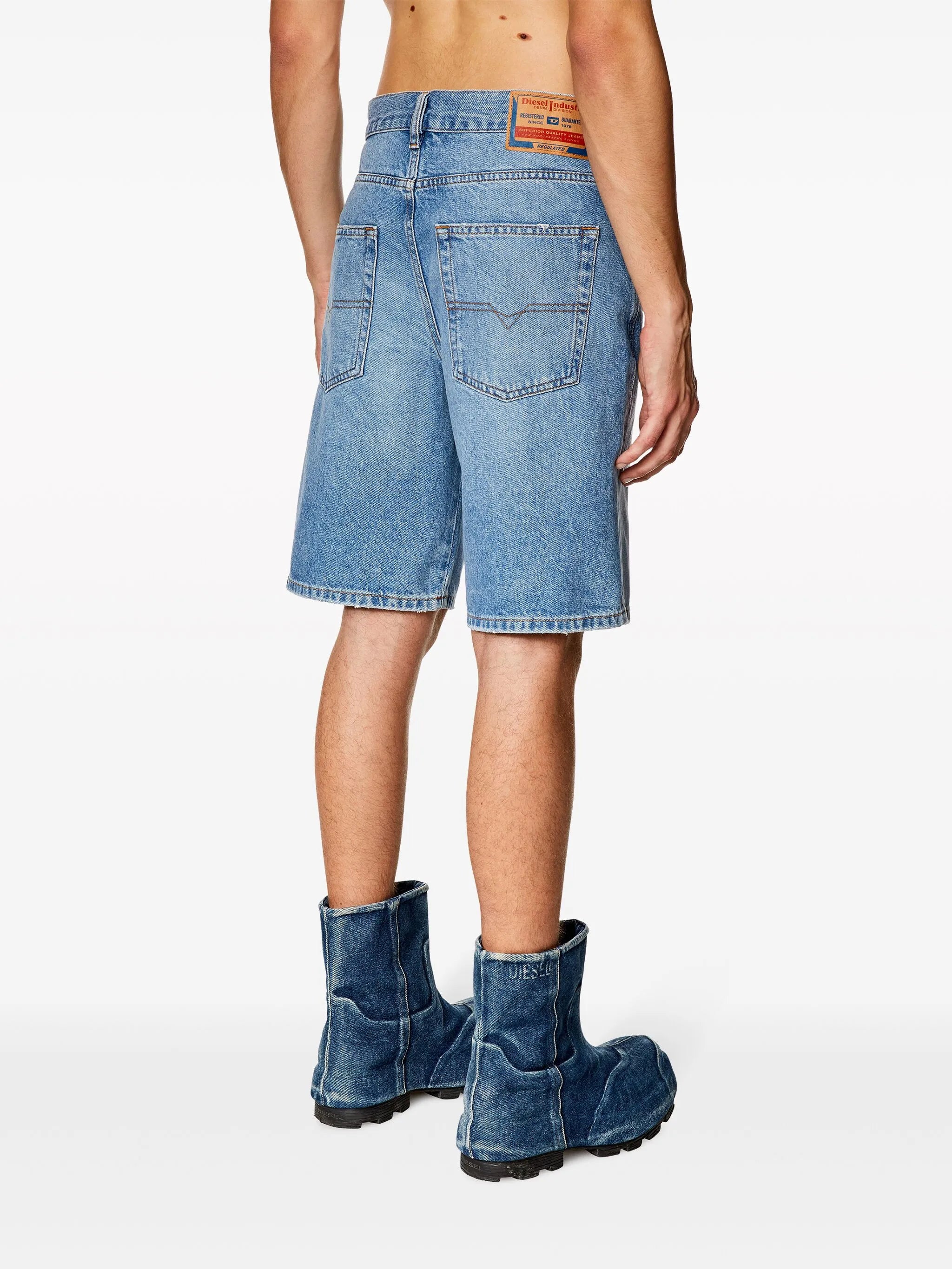 Gerade Jeans-Shorts mit Logo-Patch