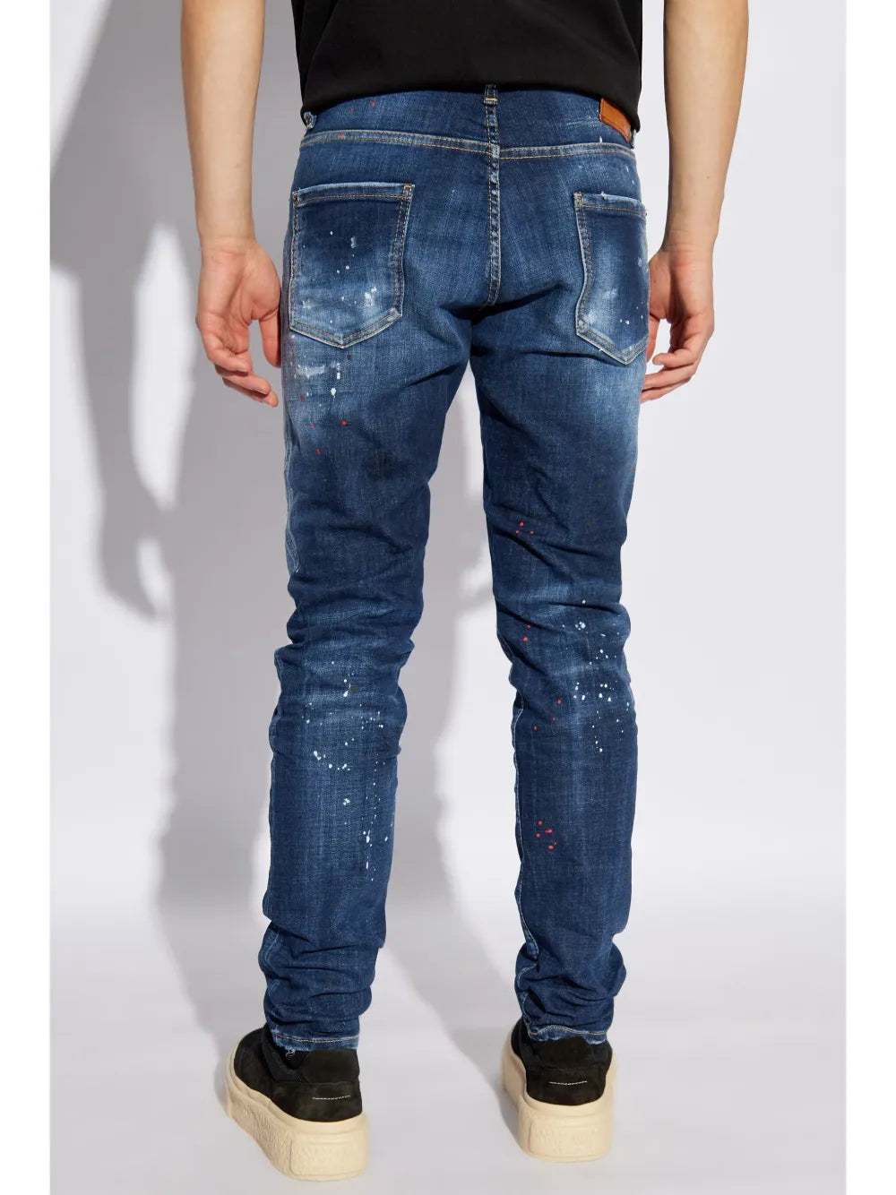 Jeans mit Farbklecksen