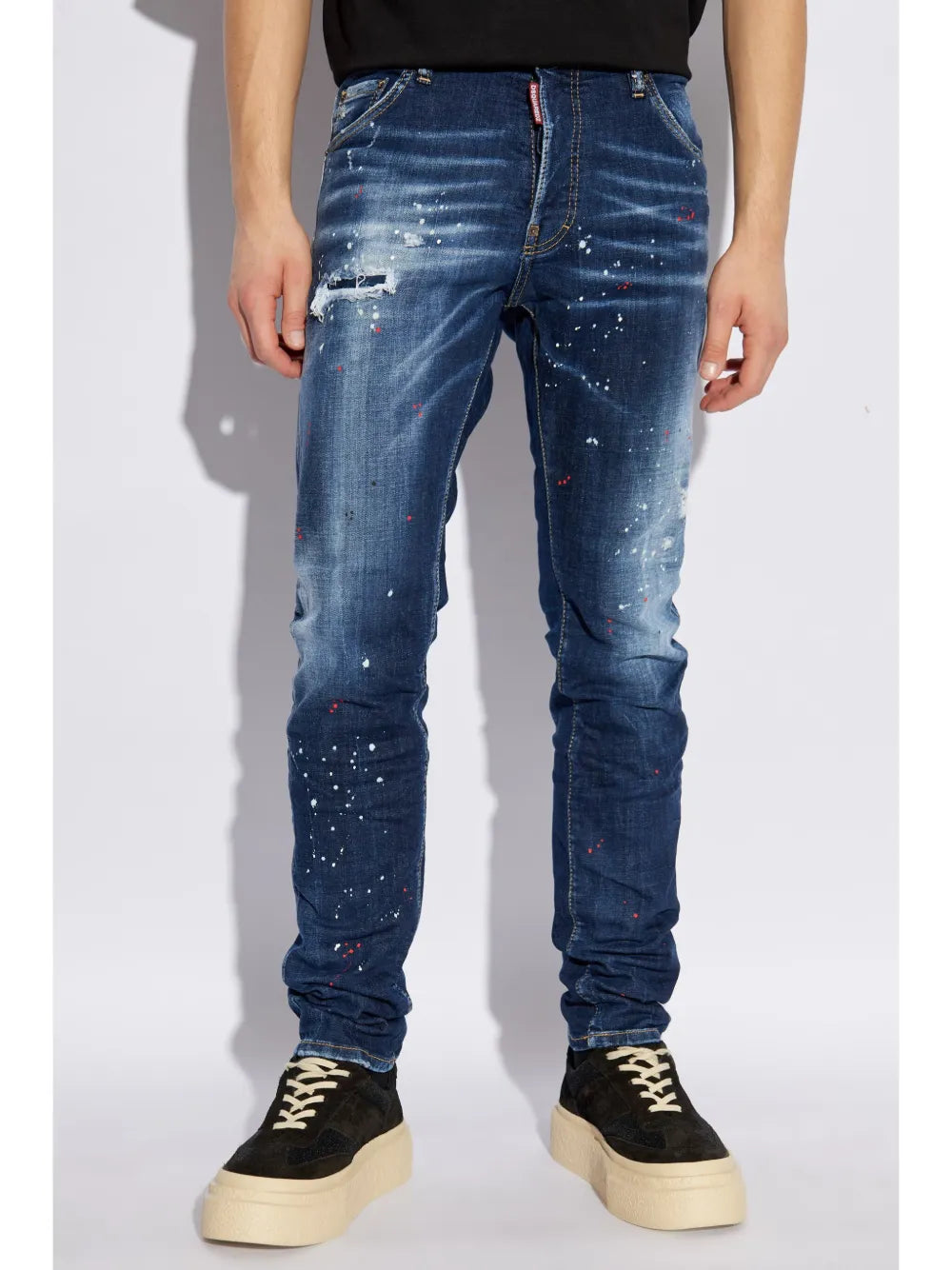 Jeans mit Farbklecksen