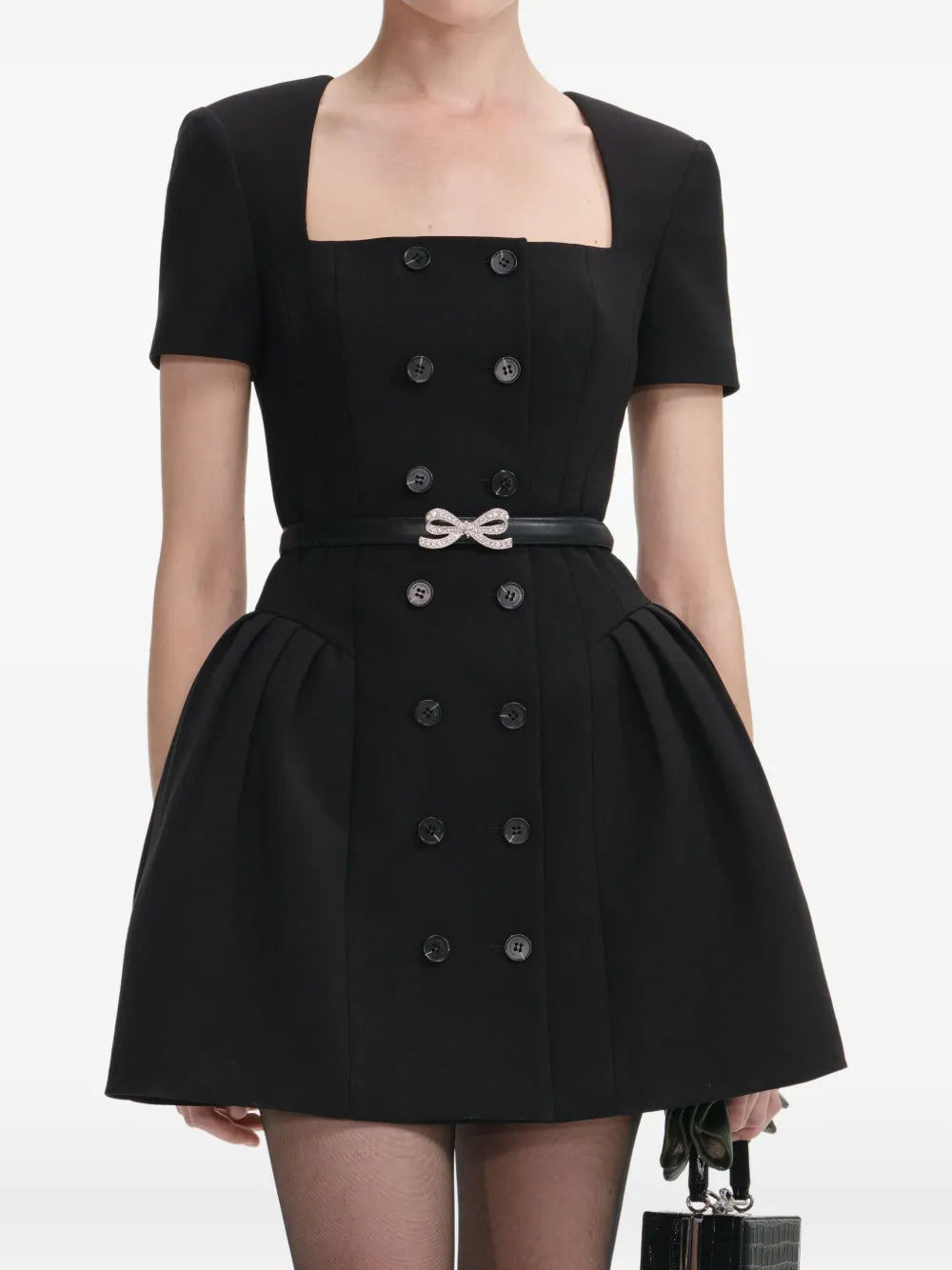 zweireihiges Minikleid mit kurzen Ärmeln