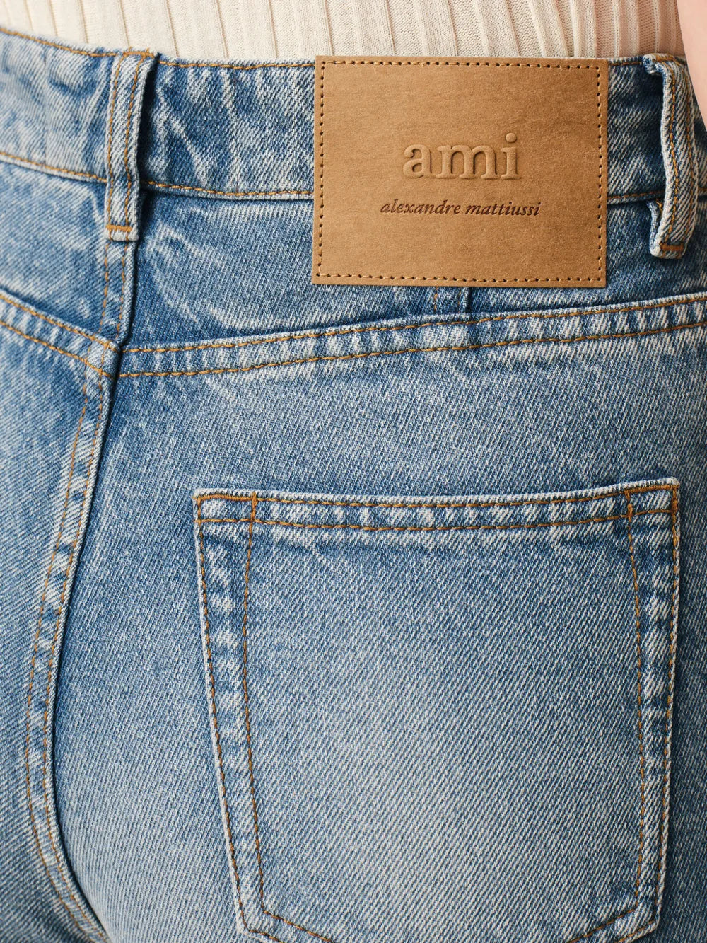 Ausgestellte Jeans
