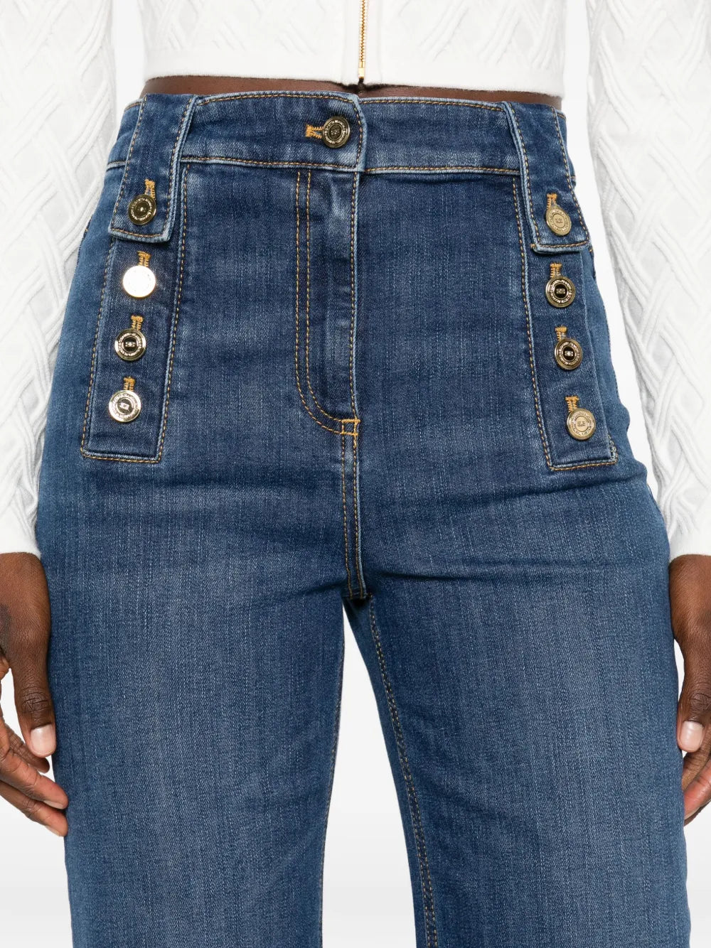 Jeans mit Knopfdetail