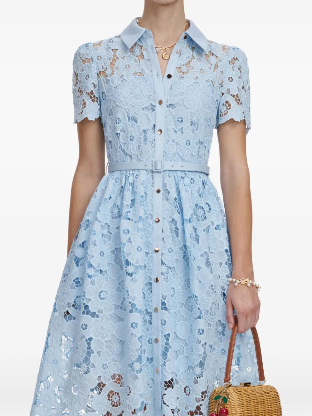 Kleid aus Blumenspitze mit Gürtel