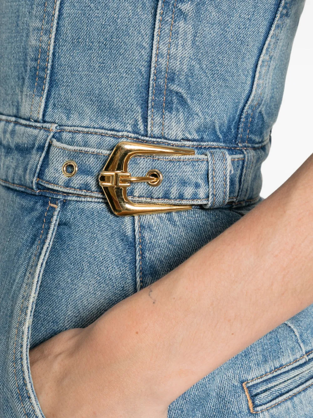 Schulterfreier Jumpsuit mit Schnallendetail