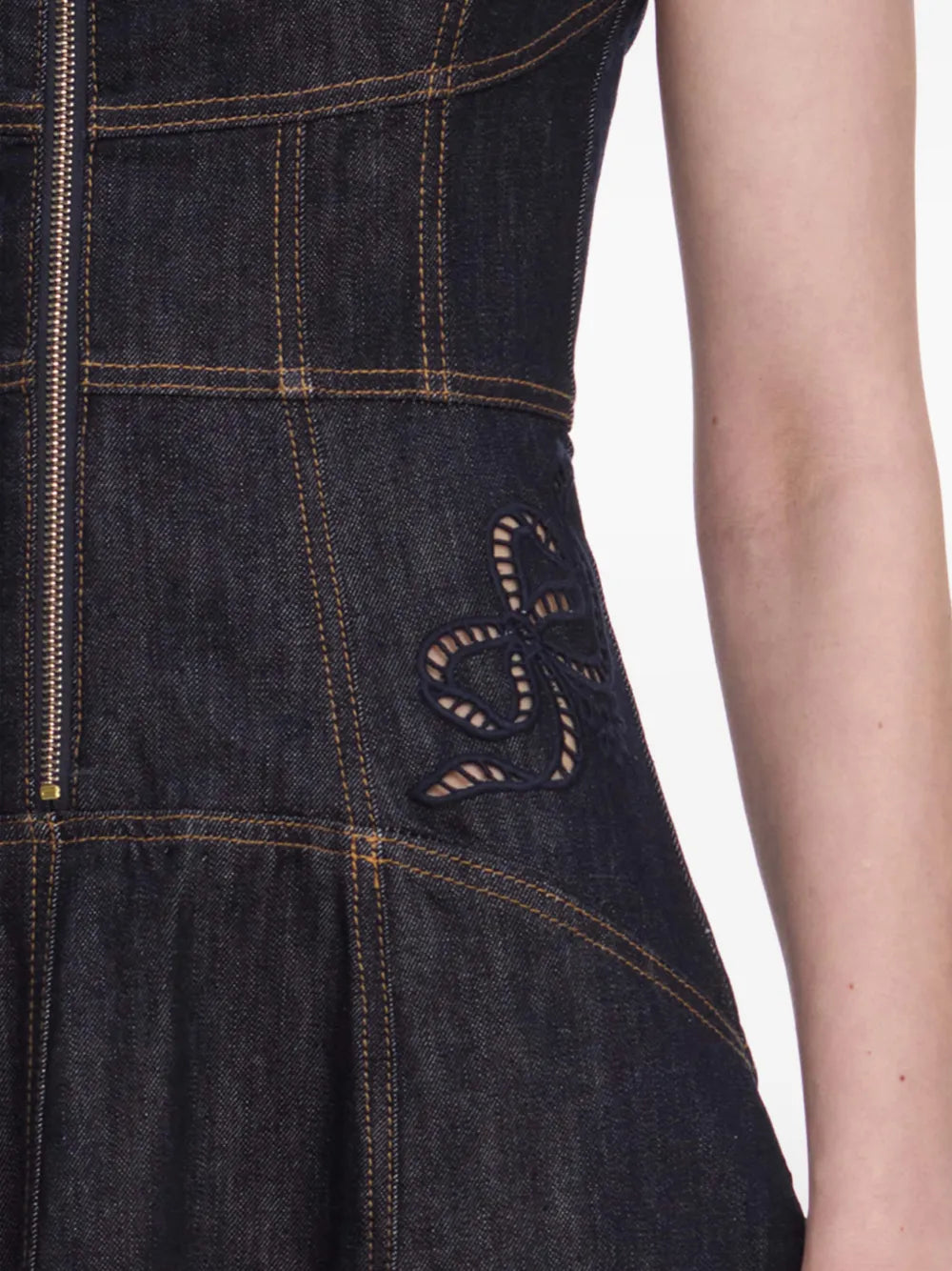 Ausgestelltes Midikleid mit Lochstickerei