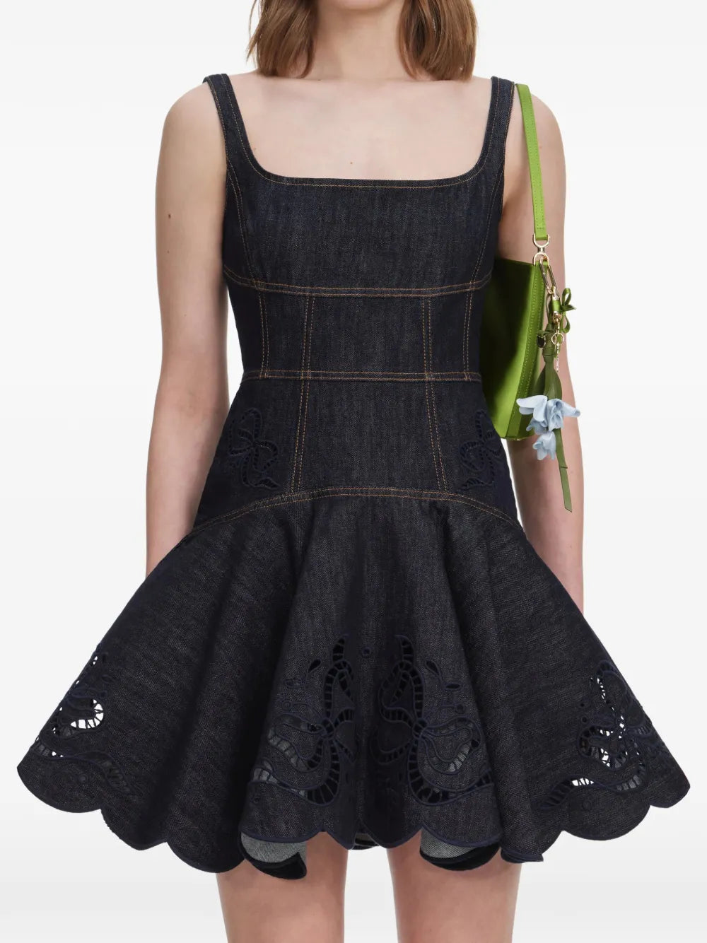 Ausgestelltes Midikleid mit Lochstickerei