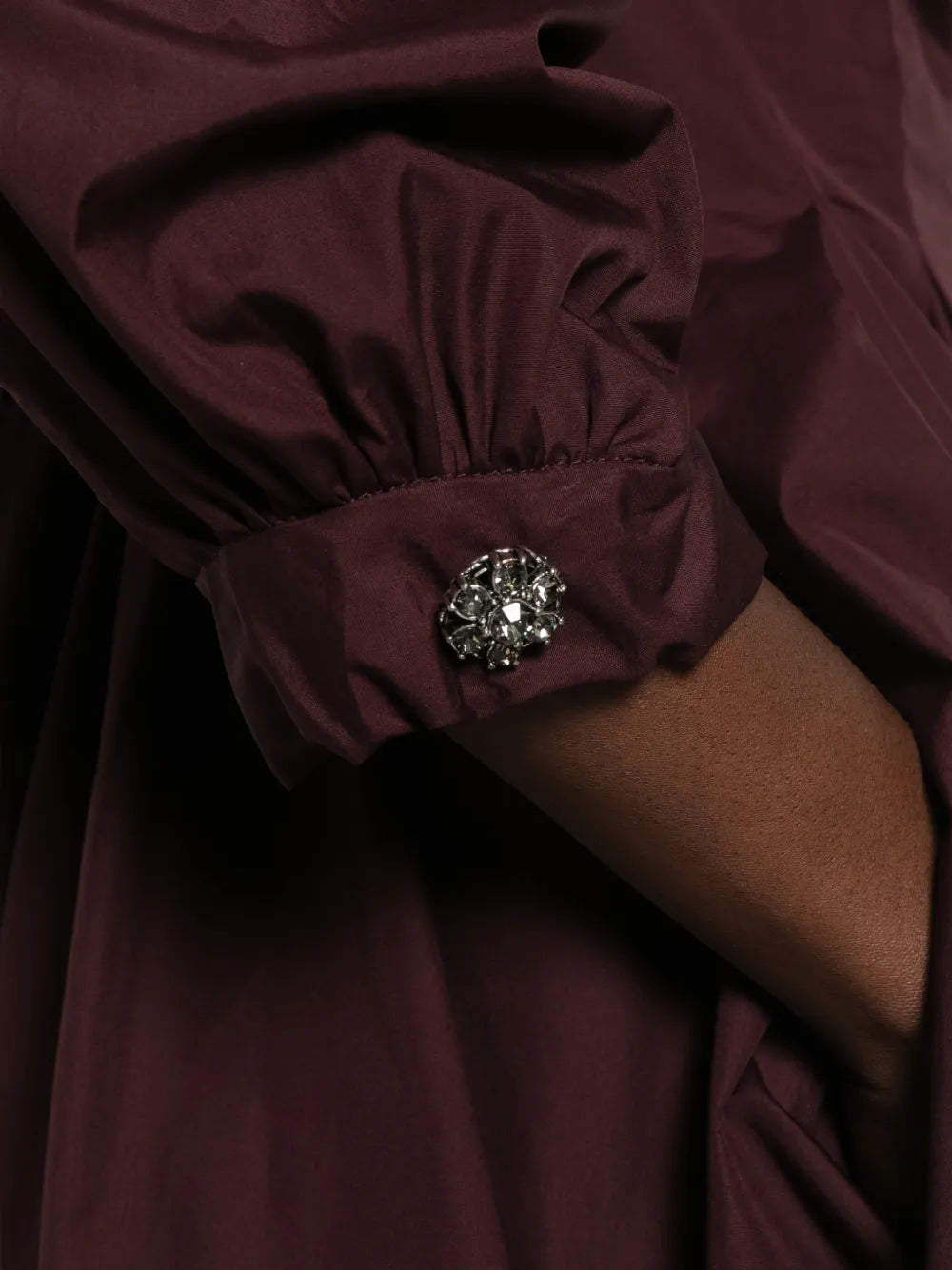 Plisseekleid mit Kristallverzierungen