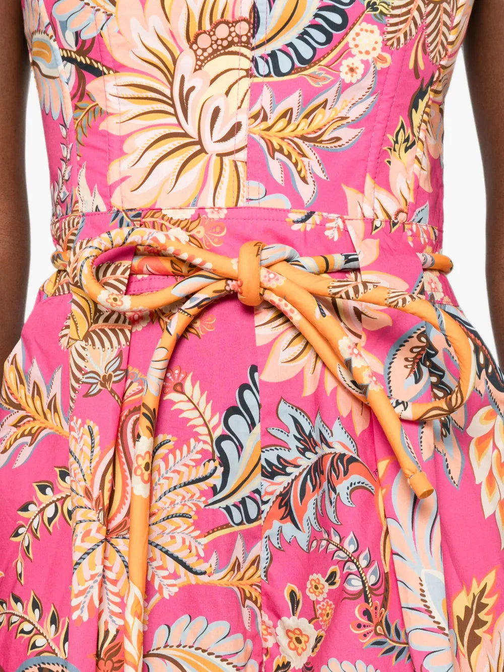 Playsuit mit Gürtel und Blumenmuster