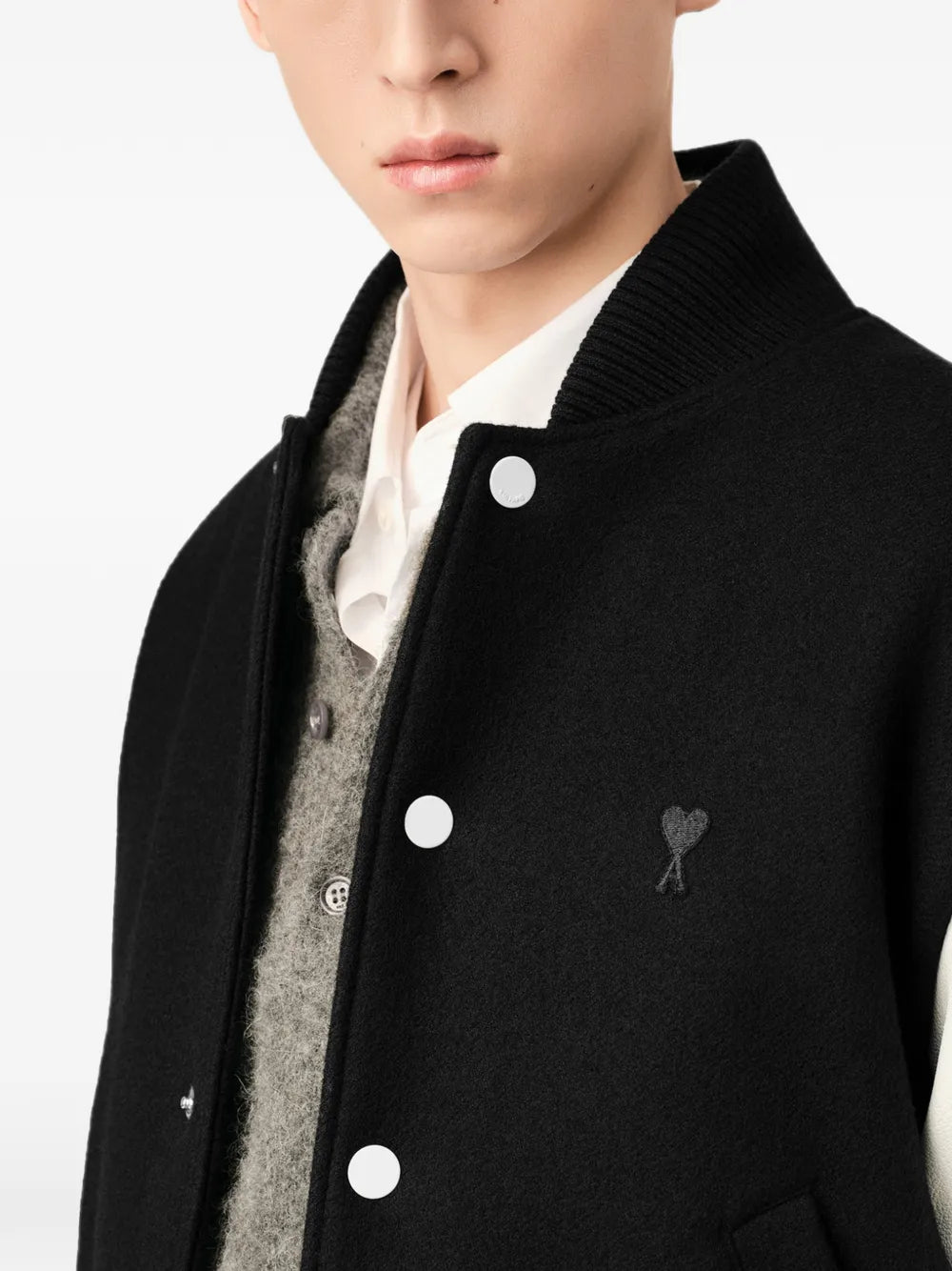 Wattierte Jacke aus Wolle und Leder mit Ami Paris-Stickerei