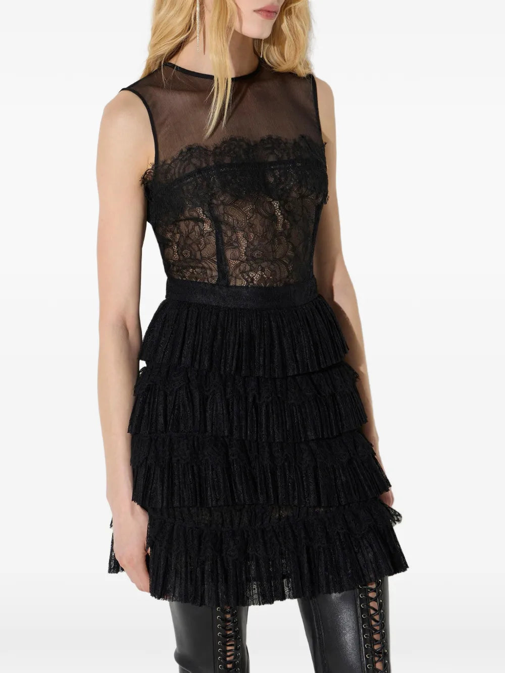 Minikleid aus Krepp und Blumenspitze