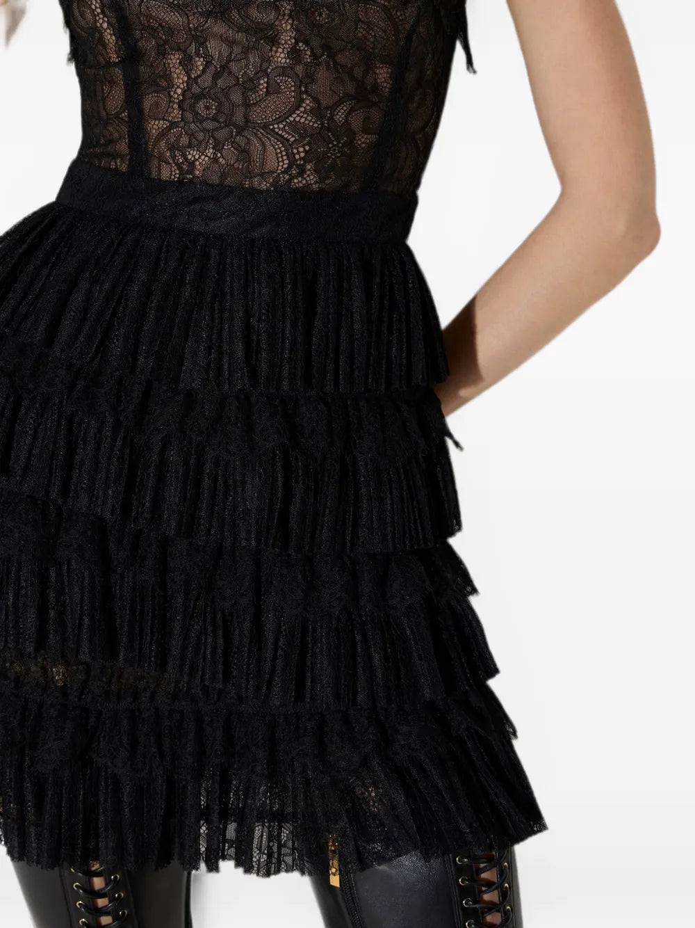 Minikleid aus Krepp und Blumenspitze