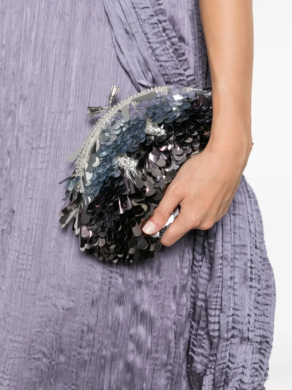 Clutch mit Pailletten und Quaste